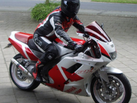 die kleine zerschossen nun kommt die große schwester :)  FZR1000 3LE