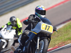 Eine FZ750 schlägt sich immer noch gut... Mein Mädel beim Ladies Cup in Cremona..